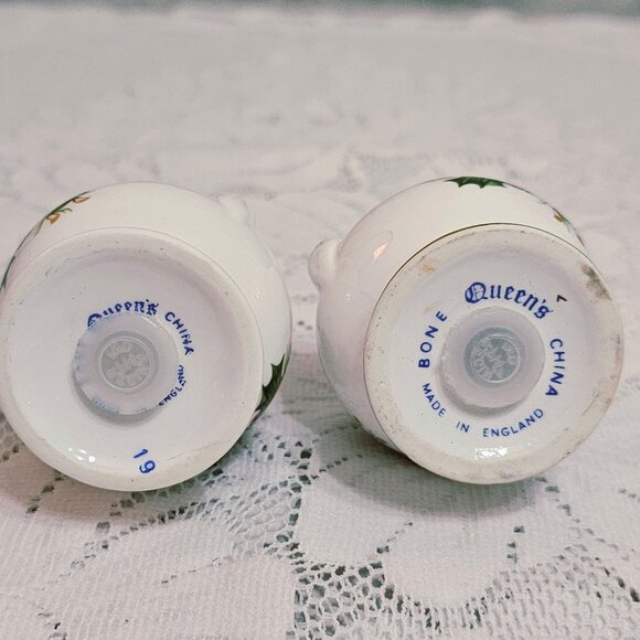 Rosina Queens Yuletide Salt Pepper Shakers 4" set scalloped Christmas holly gold - Picture 4 of 6